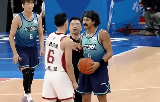 开云-杰克逊与于米提身体碰撞后发生小摩擦，双方领到技术犯规