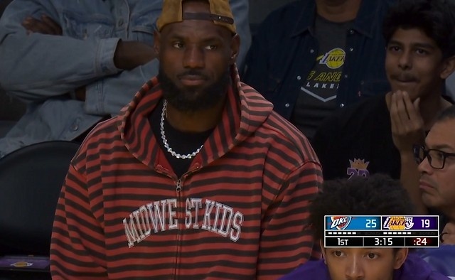 高挂免战牌！詹姆斯来到场边观战 本场因脚伤缺席