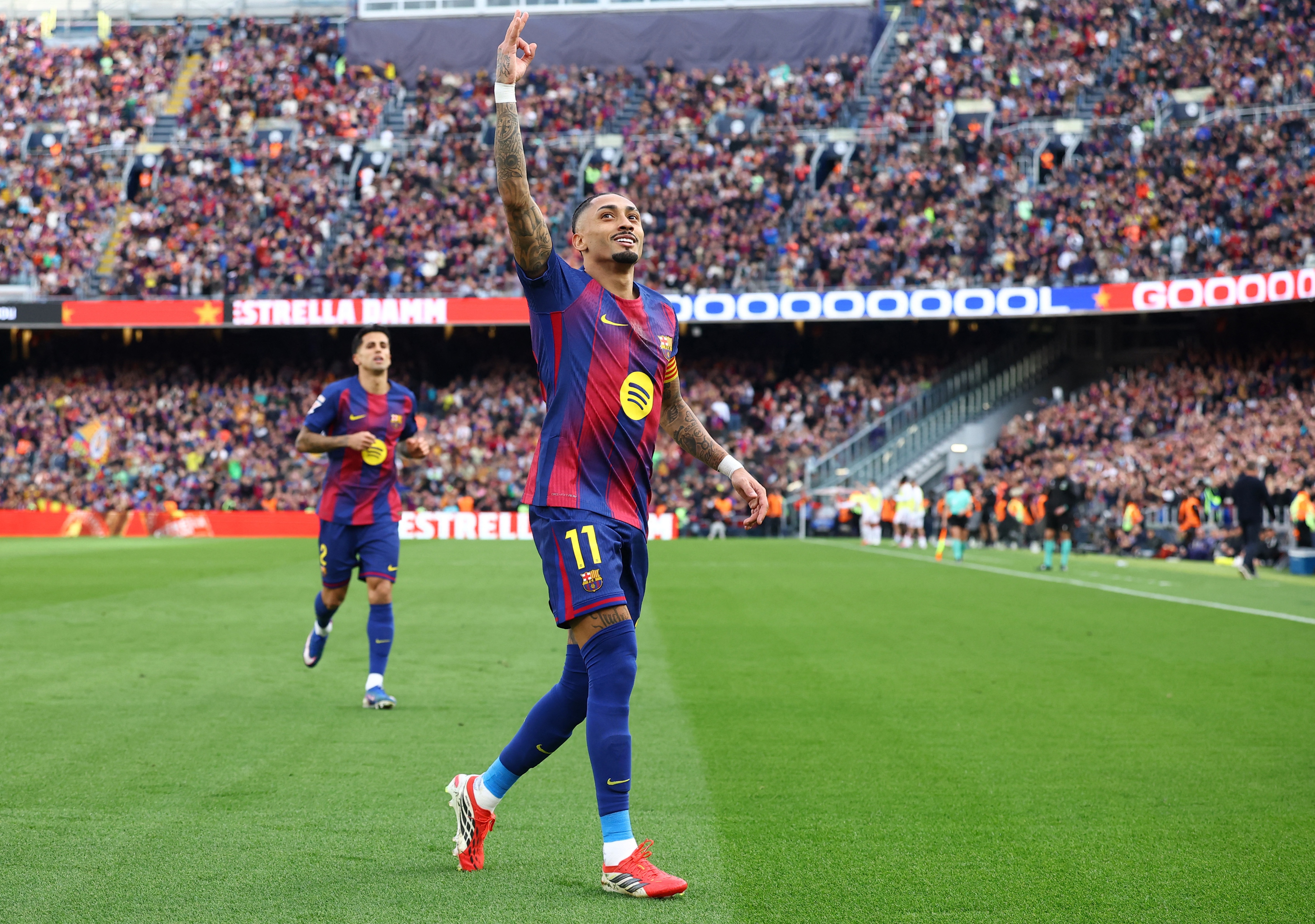 开云体育-世体：巴萨与巴西队医沟通，已经谈到拉菲尼亚可能存在肌肉损伤